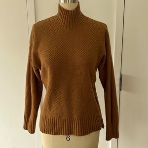 Everlane recycled cashmere sweater in camel color, size M